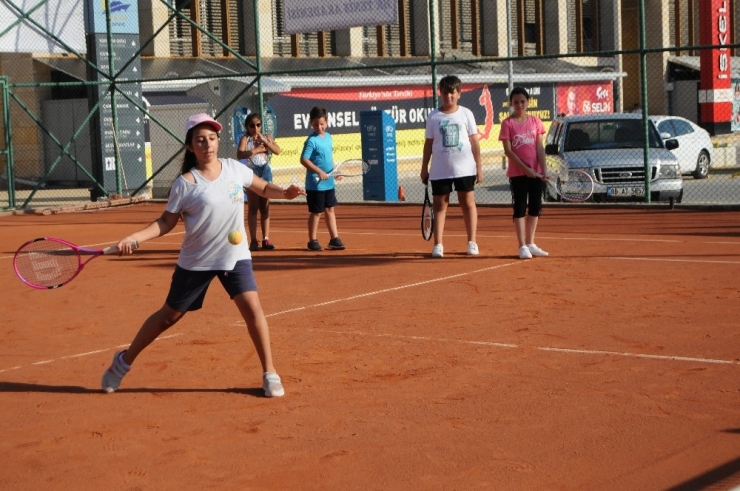 Mersin’de Şehit Çocuklarına Ücretsiz Tenis Kursu