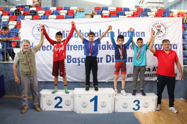 Yunusemreli Güreşçiler Zonguldak’tan Şampiyonlukla Döndü