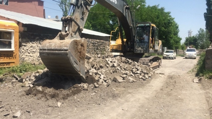 Kars Belediyesi Mahalle Yollarına Kilit Taşı Döşüyor