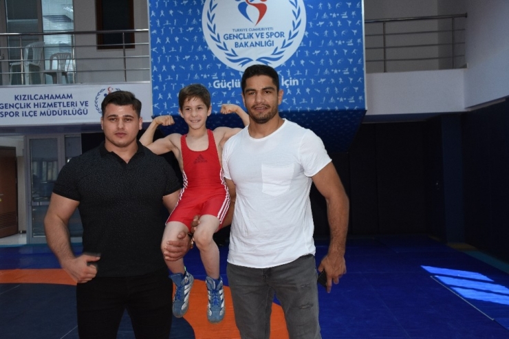 Şampiyon Güreşçiler Melih’le Buluştu