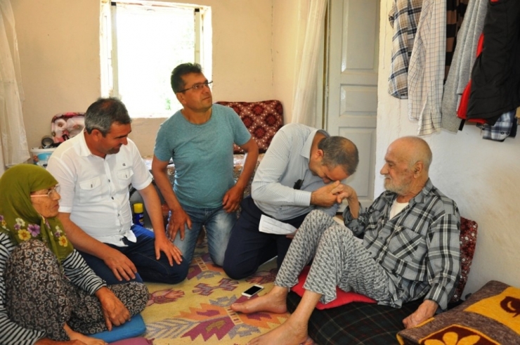 Yaşlı Ve Engelli Çiftin Evlerinde Hizmet