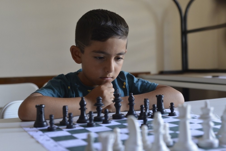 Çocuklar Fevzi Çakmak Belde Evi’nde Satranç Öğreniyor