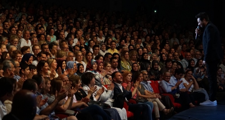 Bursa’da Emel Sayın Ve Emre Altuğ Rüzgarı