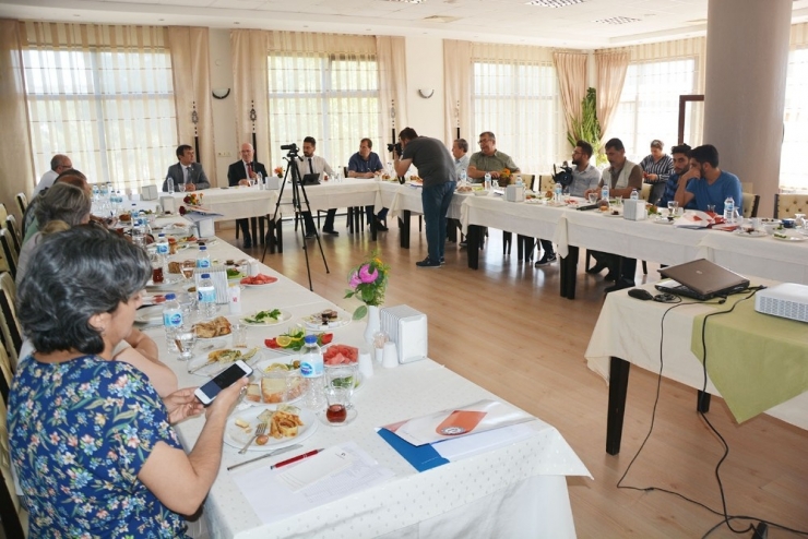 Rektör Savaş; "Biz Araştırmalarımızla, Bilimimizle Ön Plana Çıkmalıyız"