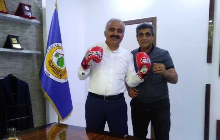 Adıyamanlı Sporcular Doğan’a Boks Eldiveni Hediye Etti