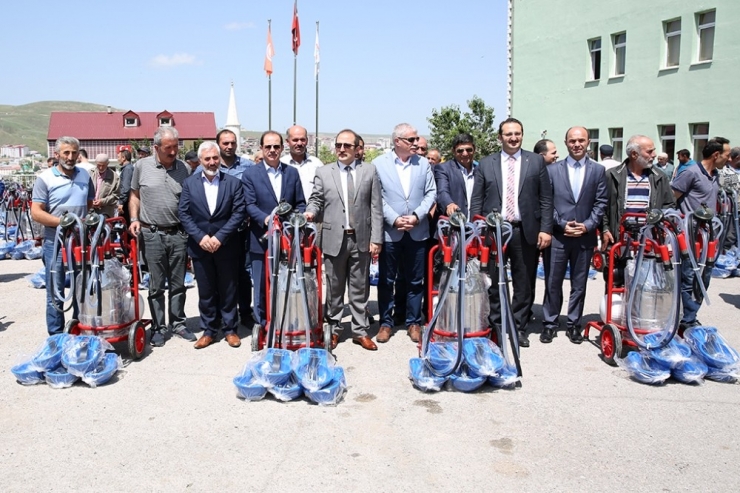 Çiftçilere Makine Ve Ekipman Destekleri Devam Ediyor