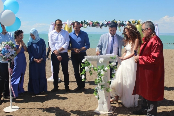 Doktor Çift, Beyşehir Gölü Kıyısındaki Plajda Evliliğe ’Evet’ Dedi
