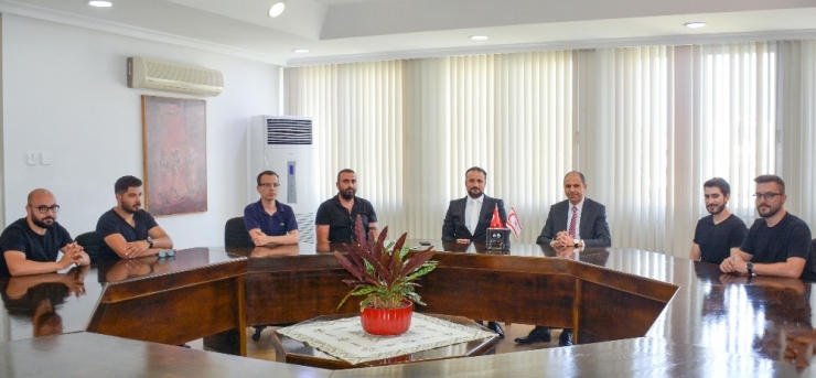 Bakan Kudret Özersay’dan Yakın Doğu Üniversitesi Robot Futbol Takımı’na Tebrik