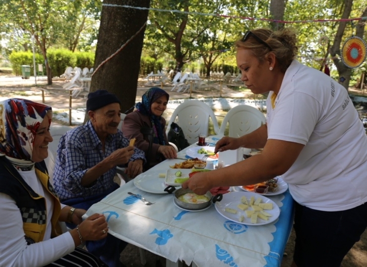 Yaşlı Adam Belediye Sayesinde Eşiyle Güzel Bir Gün Geçirdi