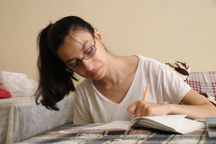 Engelli Genç Kız Önce Yürümeyi Başardı, Şimdi Memur Olma Peşinde