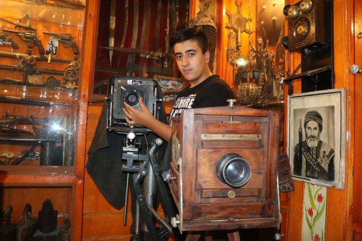 Tarihe Tanıklık Eden Fotoğraf Makinelerini Müzesinde Sergiliyor