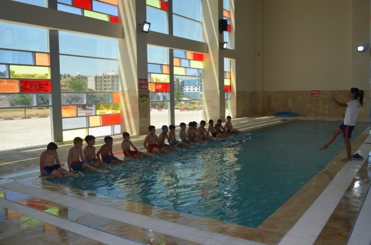 Başkan Şirin’den Çocuklara Havuz Jesti