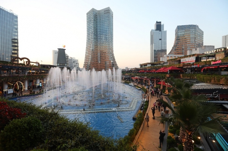 Ünlülerin Balmumu Heykelleri Ataşehir’de Sergileniyor