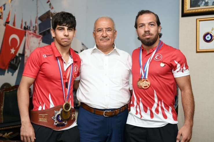 Dünya Şampiyonu Güreşçiler Mersin’de