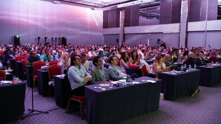 İstanbul’da Canlı Cerrahi İle Doktorlara Göz Ameliyatları Eğitimi Verildi