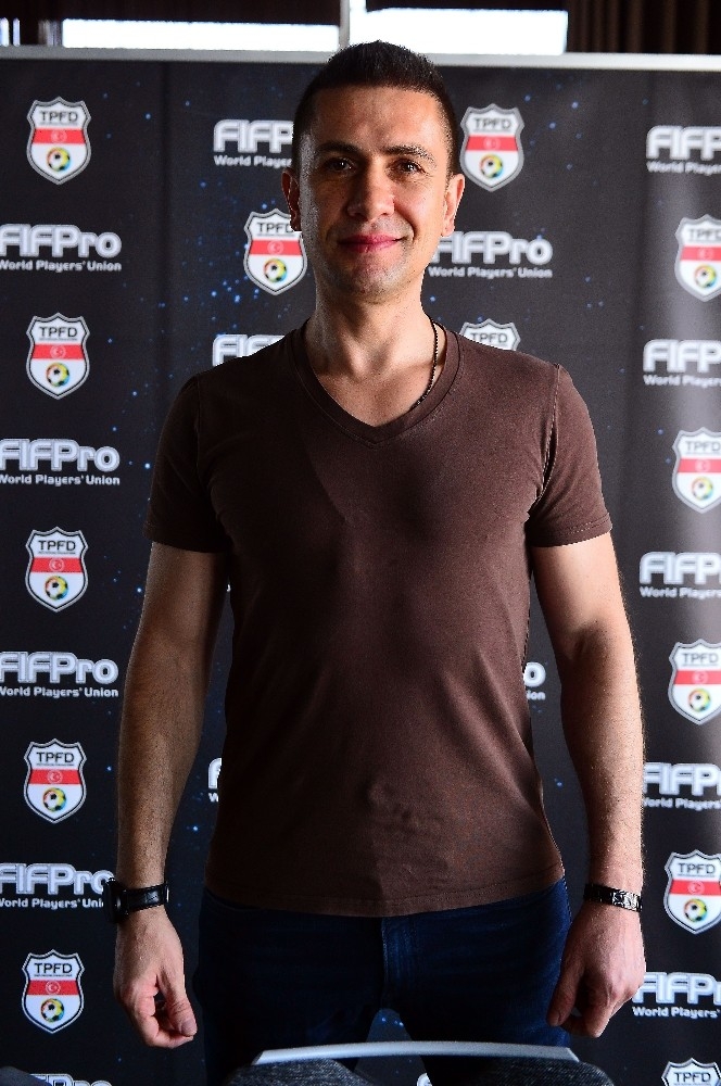 Emre Aşık: “Kulüpsüz Futbolcuları Umutsuz Ruh Halinden Çıkarmayı Amaçlıyoruz”