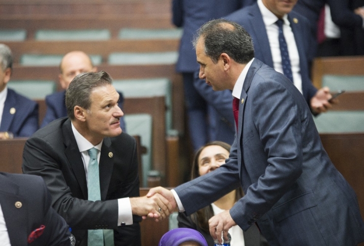 Ak Parti’nin Yeni Milletvekilleri Grup Toplantısı Öncesi Birbirlerini Tebrik Etti