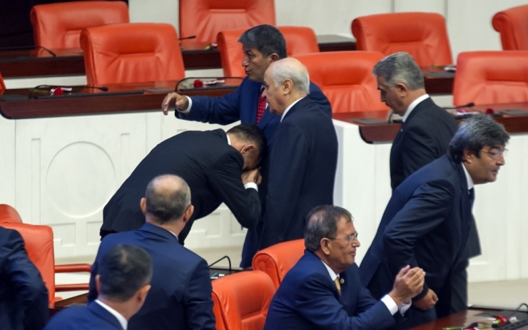 İyi Parti Milletvekili Bahçeli’nin Elini Öptü