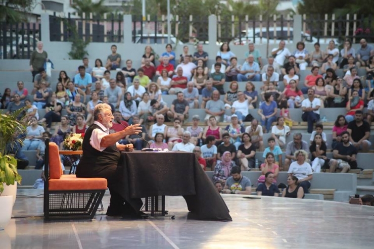 Metin Akpınar Mersin’de Hayranlarıyla Buluştu