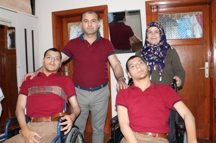 24 Yıl Engelli Çocuklarına Baktı Bir Kere ‘Of’ Demedi