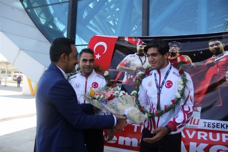 Avrupa Şampiyonu Remzi Akgül’e Coşkulu Karşılama