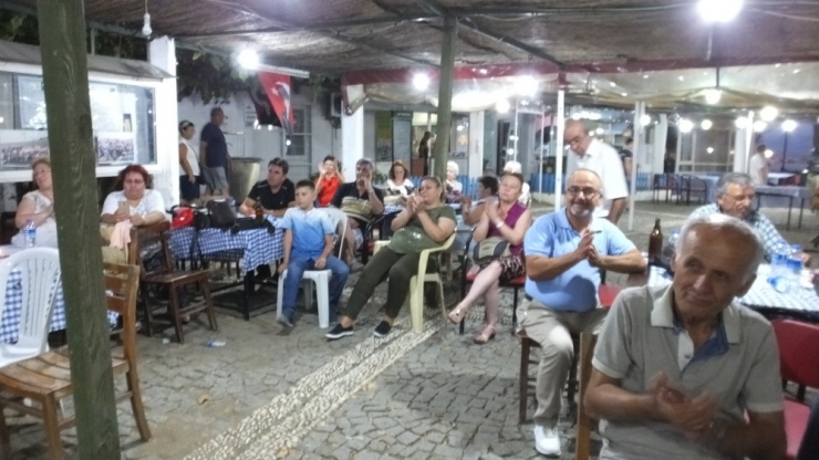 Edremit’te Şiir Ve Türkü Gecesi Sanatçı Ve Yazarları Buluşturdu