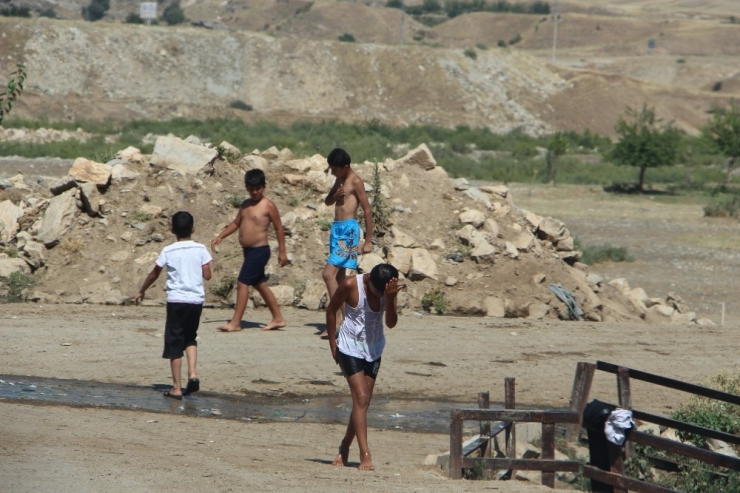 Silvan’da Çocuklar Tehlikeye Dalıyor