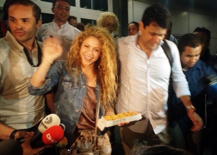 Gazetecilerden Shakira’ya Baklava İkramı