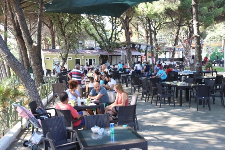 Burhaniye’de Sahil Kafe Yaz Aylarının Vazgeçilmezi Oldu