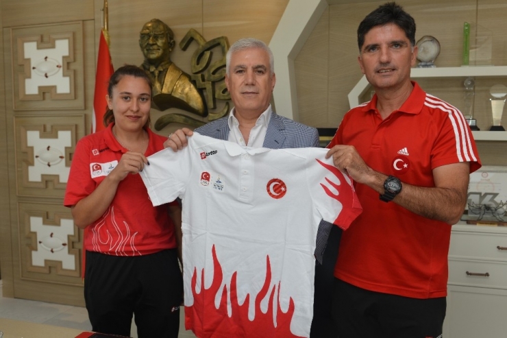 Altın Madalyayı Başkan Bozbey’e Getirdi