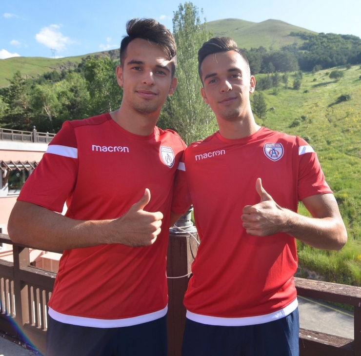 İkizi İle Vedalaşıp Fenerbahçe’nin Yolunu Tuttu