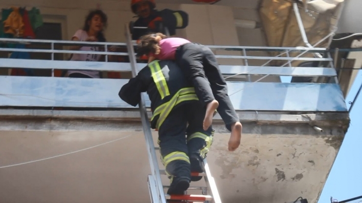 İtfaiye Erinin Sırtında Alevlerin Arasında Kurtarılan Aile Konuştu