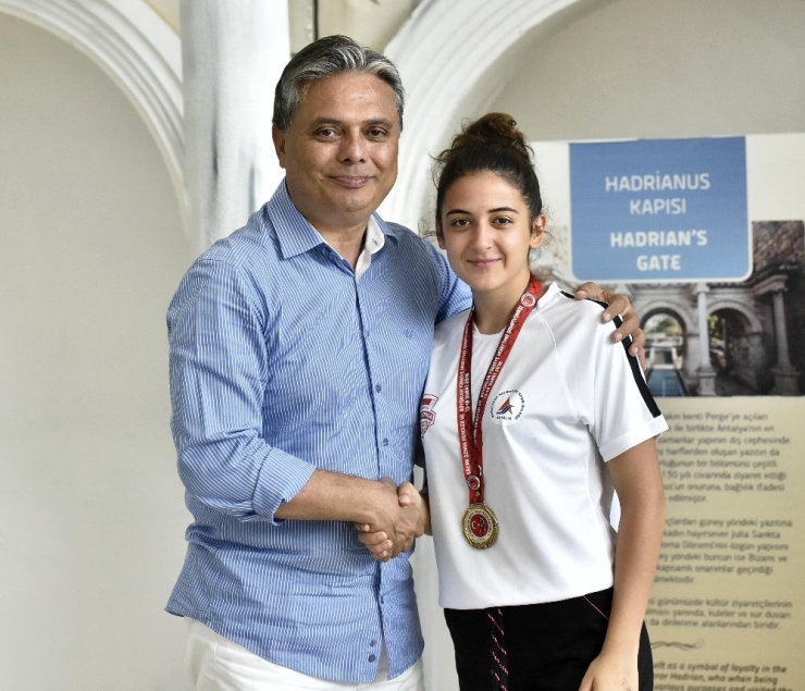 Uysal’dan Milli Sporcuya Destek