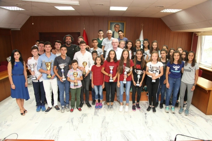 Kazandıkları Kupalarla Başkan Kurt’u Ziyaret Ettiler