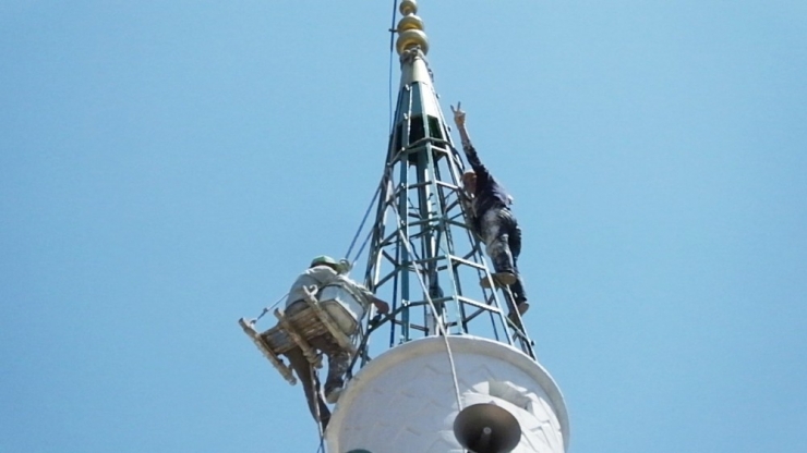 Bu Çift Ekmeklerini Minare Tepelerinde Kazanıyor