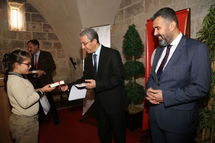 Payas’ta Öğrencilere 23 Bin 450 Kitap, 544 Adet Zeka Oyun Seti Dağıtıldı