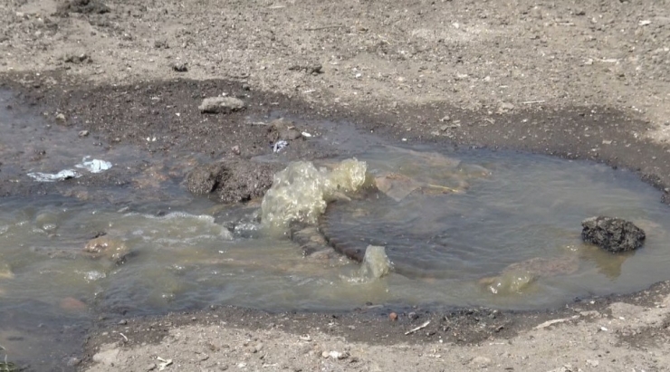 Kars’ta Tıkanan Kanalizasyon Şebekesi Islah Edilen Dereye Akıyor
