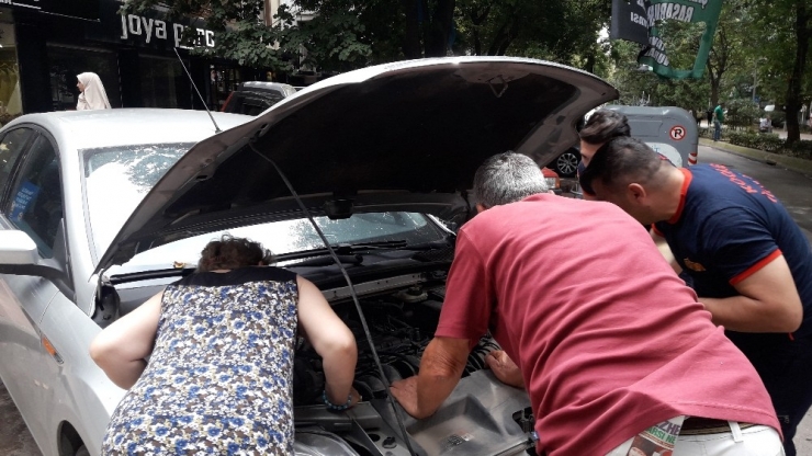 Otomobilin Motor Kısmına Giren Kedi Herkesi Seferber Etti
