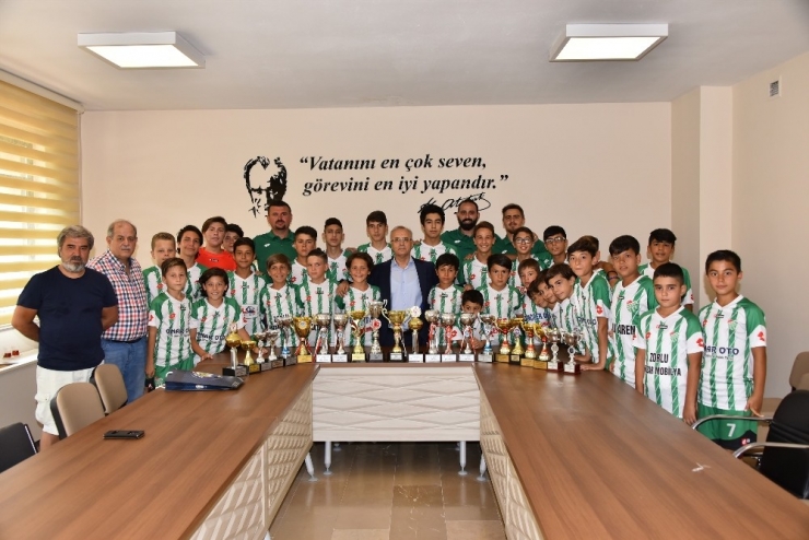 Kazandıkları Kupaları, Başkan Kayda’ya Götürdüler