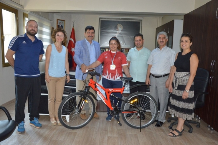 Judo’da Balkan İkincisi Olan Öğrenciye Bisiklet Hediye Edildi