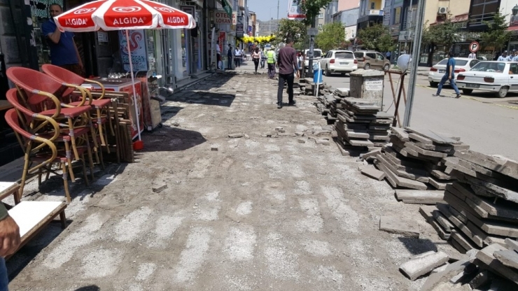 Kars Belediyesi Kazımpaşa Caddesi’nin Kaldırımlarını Yeniliyor