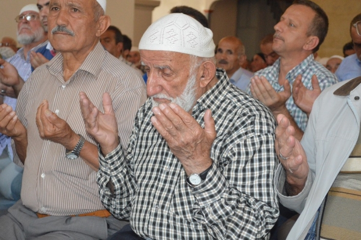 Kastamonu’da 3 Bin Kişi, 15 Temmuz Şehitleri İçin Ellerini Semaya Kaldırdı