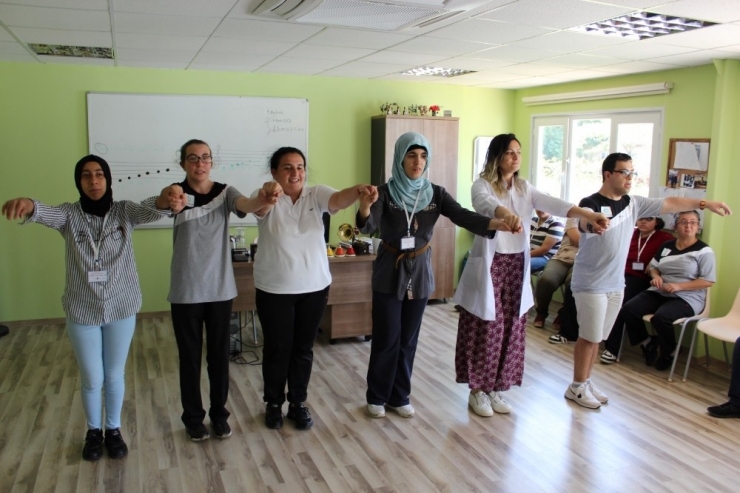 Engelli Öğrenciler Halk Oyunlarıyla Kendilerini Geliştiriyor