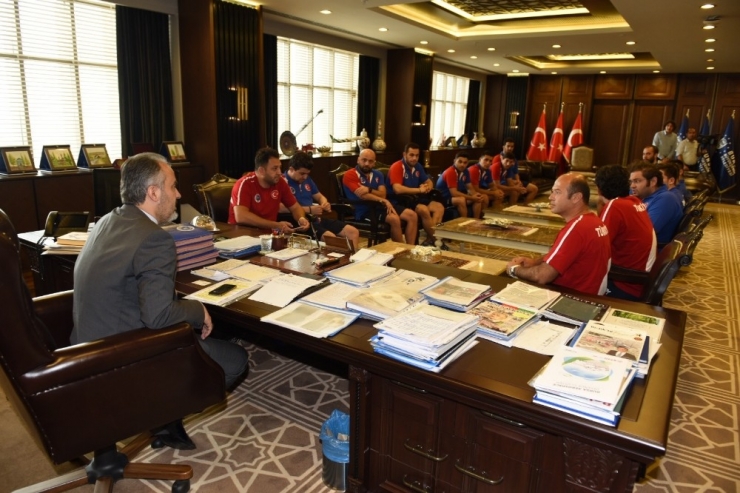 Sualtı Hokeyi Milli Takımı’ndan Başkan Aktaş’a Ziyaret