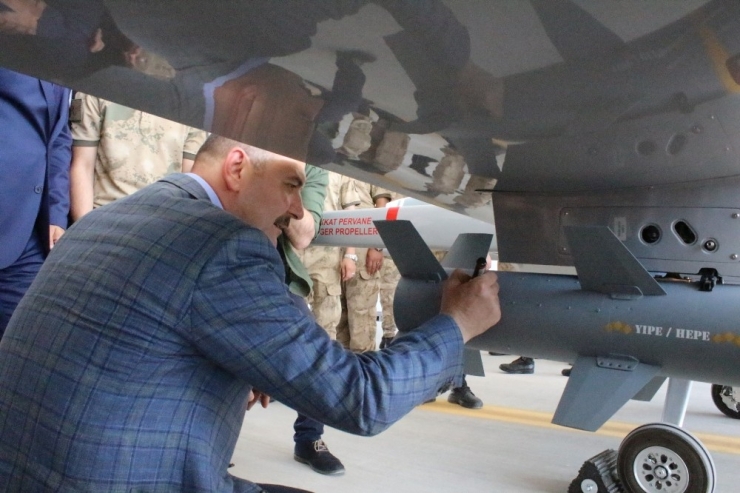 Bakan Soylu, Helikopter Filo Komutanlığı’nda Bulunan İha’ları İnceledi