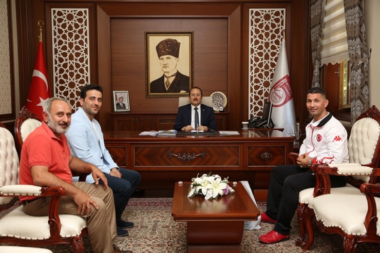 Kick Box Milli Takımlar Başantrenörü Daştan Vali Pehlivan’ı Ziyaret Etti