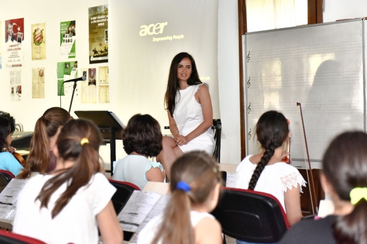 Oyuncu Demiratar, Gençlik Orkestrası’nın Konuğu