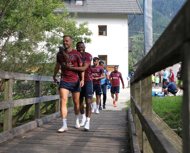 Trabzonspor’da Futbolcular Dereye Girerek Serinledi