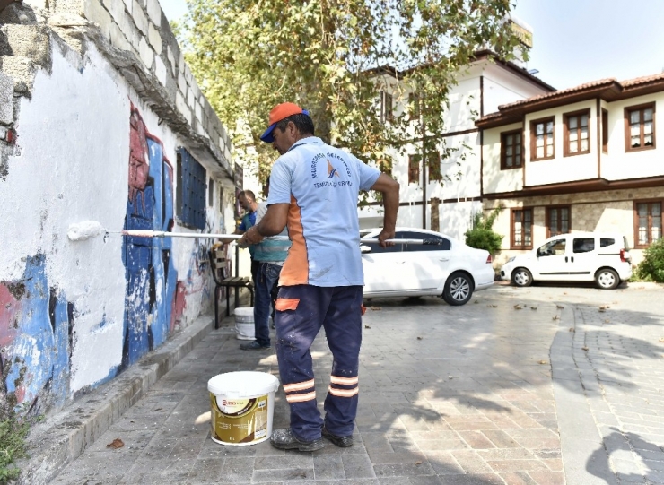 Kaleiçi’nde Reklam Duyuru Ve Afişler Kazındı Sprey Boyalar Silindi