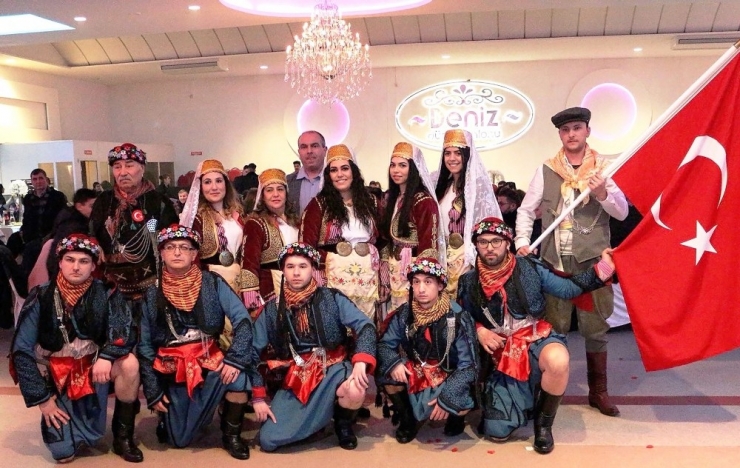 Avrupa’ya Zeybek Oynamayı Öğretiyorlar